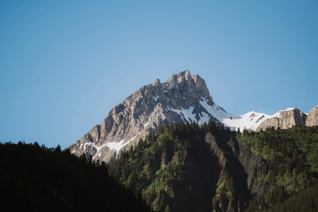 Montagne sur le MTB avec ciel bleu Mont Blanc Rundtour