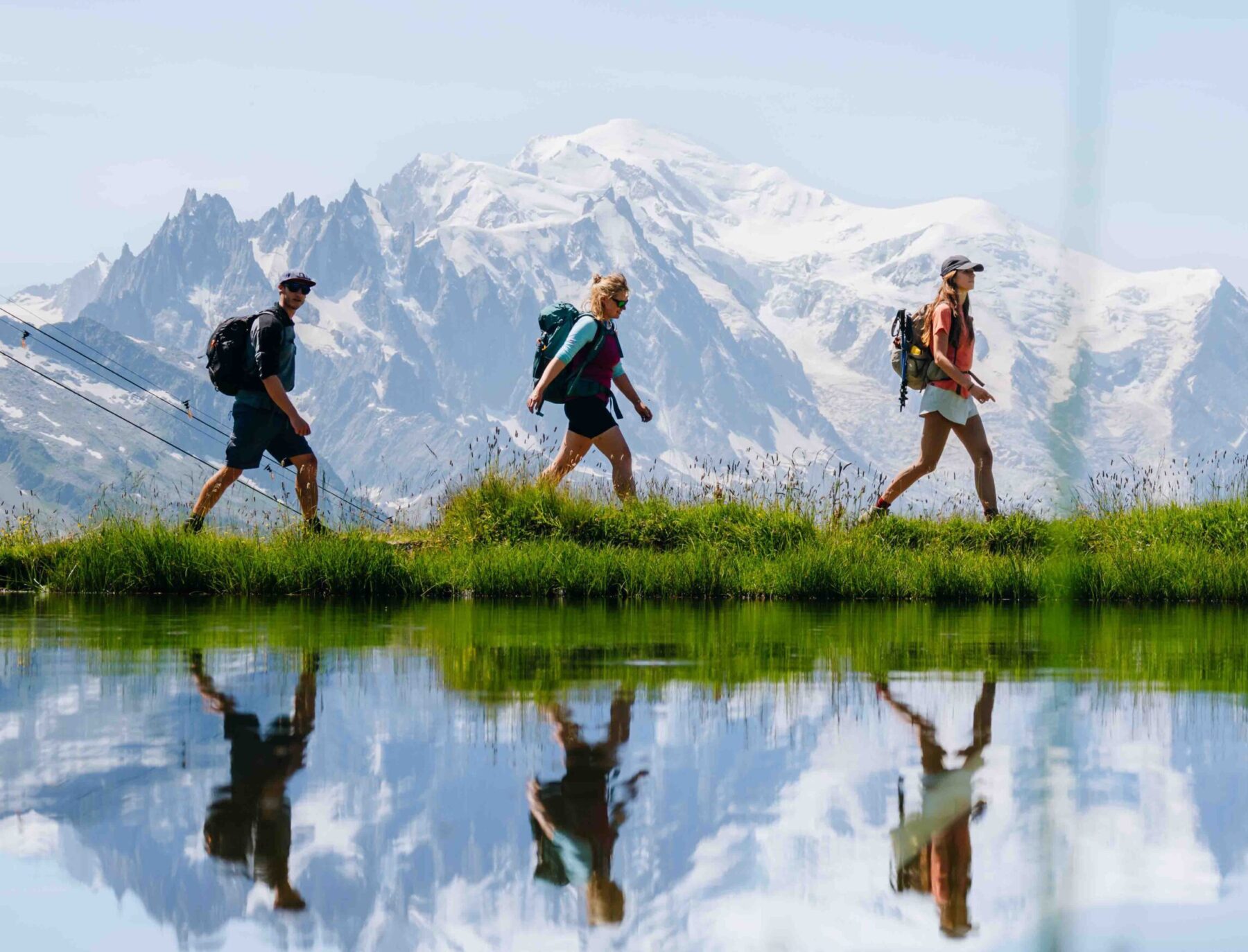3 personen die samen wandelen op het Mont Blanc Trail Mont Blanc Rundtour